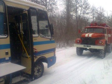 На Волині рейсовий автобус з пасажирами застряг на засніженій дорозі