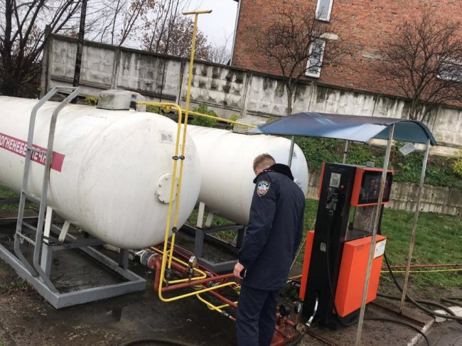 У Луцьку «накрили» підпільну заправку. ФОТО