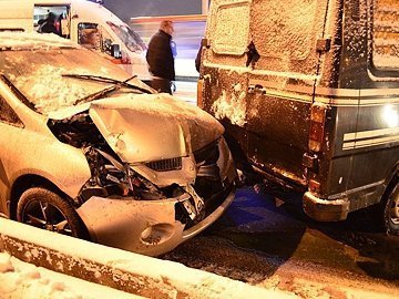 Аварія у Луцьку: через слизоту зіткнулися мікроавтобус, маршрутка і легковик. ФОТО