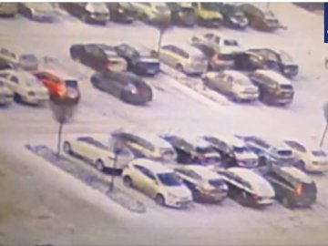 На парковці у Луцьку водій спричинив зіткнення двох інших авто і втік