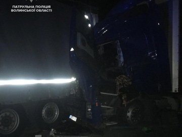 На Волині п'яний водій на Volvo розтрощив припарковану вантажівку
