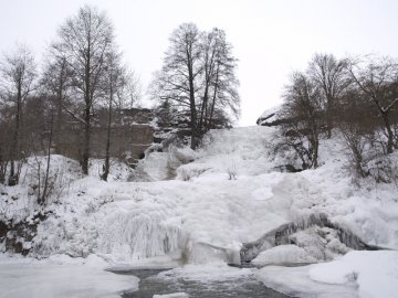 Замерз найвищий рівнинний водоспад країни. ВІДЕО