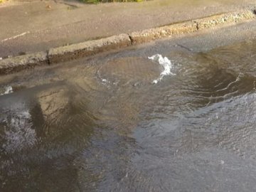 У Луцьку через витік на технічному водопроводі затоплює вулицю 