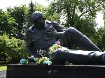 Не забувати ніколи: у Луцьку вшанували пам'ять полеглих у Другій світовій війні