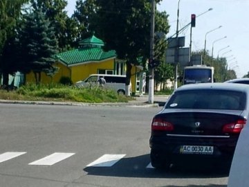 У Нововолинську авто мера їздить на червоне світло? 