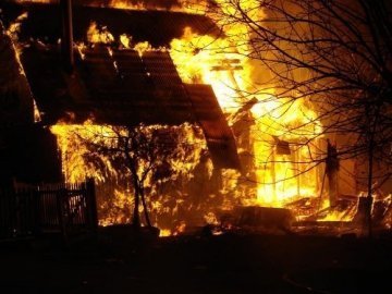 У Шацьку пожежники врятували дівчину з палаючого будинку
