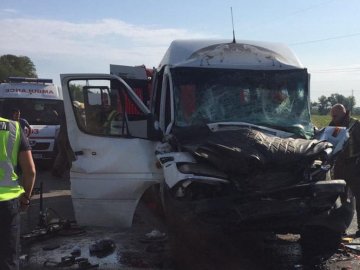 На Дніпропетровщині маршрутка з пасажирами влетіла у вантажівку: постраждало 10 людей