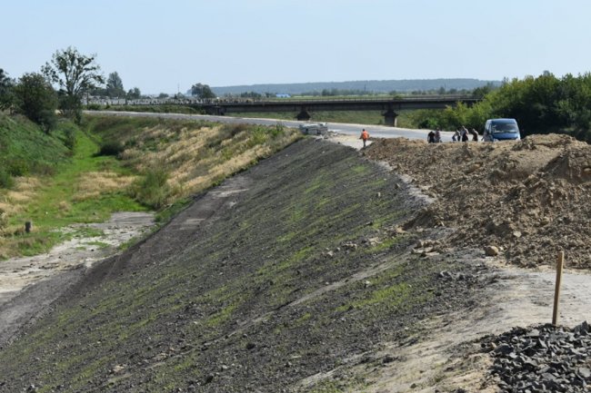 На кордоні з Польщею завершують ремонтувати дорогу. ФОТО
