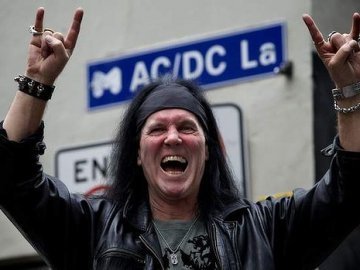 Перший вокаліст AC/DC особисто запрошує на свій концерт у Луцьку. ВІДЕО