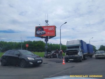 На виїзді з Луцька зіткнулись вантажівка та легковик. ФОТО