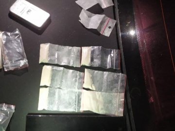 У Луцьку патрульні знайшли у водія 8 пакетиків з наркотиками