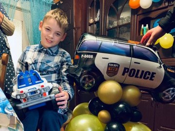 Волинські поліцейські привітали 10-річного хлопчика з ДЦП з днем народження. ФОТО