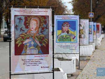 На площі у Володимирі-Волинському експонують художні роботи школярів. ФОТО