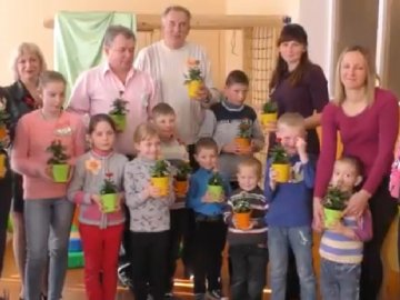 #Спілкуйся_нарівні: у Ківерцях особливі дітки садили квіти з посадовцями РДА. ВІДЕО