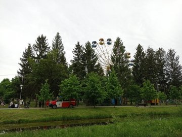 У Луцьку в парку на «чортовому колесі» на висоті застрягли люди. ФОТО. ВІДЕО. ОНОВЛЕНО