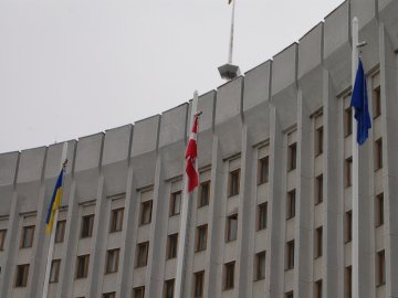 Біля Волинської ОДА повісили прапор Євросоюзу. ФОТО