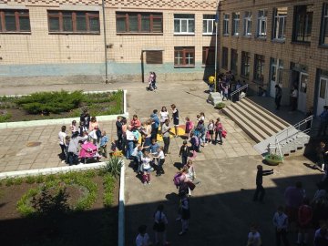 У Миколаєві зі школи евакуювали учнів через невідому речовину