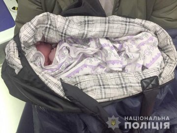 У Києві серед вулиці знайшли сумку з немовлям. ФОТО