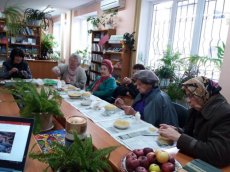 Ківерцівських пенсіонерів вчили робити прикраси з макаронів