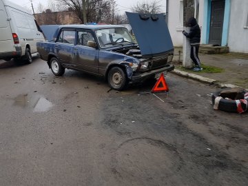 Аварія у Луцьку:  зіткнулись ВАЗ і Volkswagen. ФОТО