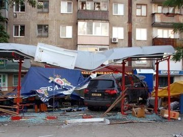 На Луганщині авто «влетіло» в зупинку ‒ загинула людина. ФОТО