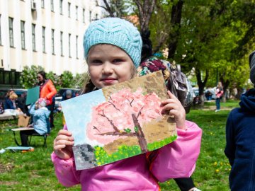 Юні художники з Луцька поїхали до Ужгорода малювати сакури. ФОТО