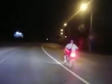 П'яний мотоцикліст впав на дорозі, а потім поскаржився, що волинські патрульні його «підрізали». ВІДЕО