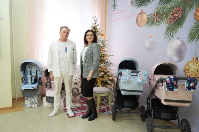 У Луцьку вручили дитячі коляски батькам, чиї діти народилися першими у новорічну ніч. ФОТО
