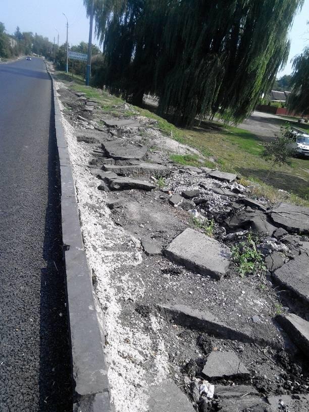 У Володимирі після ремонту дороги «забули» про тротуари. ФОТО