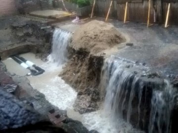 У Луцьку, через розриту яму між будинками, затопило підвали. ФОТО