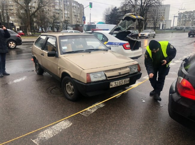 У Луцьку на Київському майдані не розминулися дві автівки: рух ускладнений. ФОТО