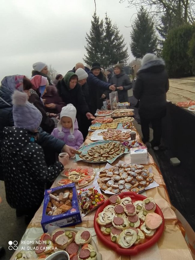 У волинському монастирі організували ярмарок, щоб зібрати кошти для хворої дівчинки. ФОТО