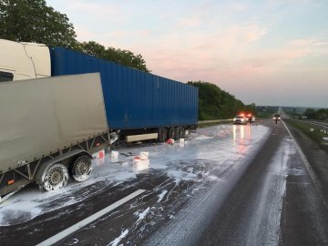 Внаслідок аварії на Рівненщині дорогу залило клеєм ПВА. ФОТО