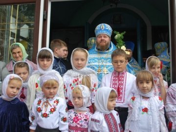 Волинські священики подарували вишиванки дітям, батьки яких воюють на сході. ФОТО