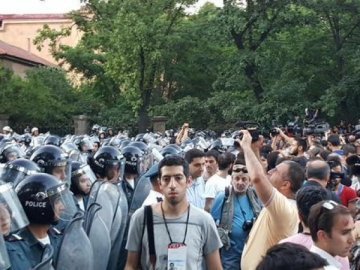 У Вірменії акції протесту проходять у п'яти містах