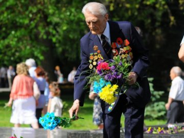 З маками і трояндами: у Луцьку відзначили річницю перемоги над нацизмом. ФОТО