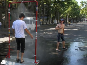 У Миколаєві  посеред вулиці встановили водяний душ