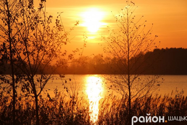 Неймовірний захід сонця на волинському озері. ФОТО