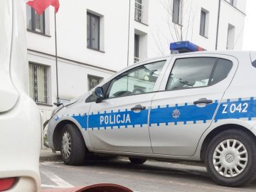 У Польщі заарештували дівчину з України, яка побила поліцейську, вимагаючи депортації 