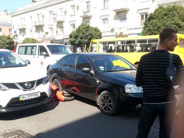 Аварія у Луцьку: залізного байка затиснули 2 автівки