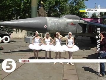 Балет для Путіна: актриси станцювали на тлі військової техніки. ВІДЕО