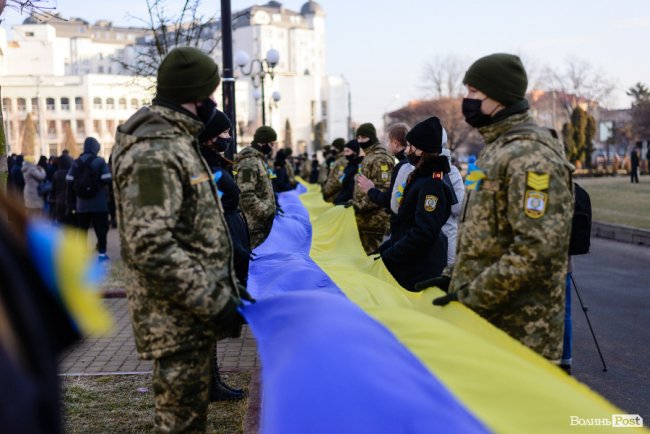 200-метровий прапор і синьо-жовті стрічки: у Луцьку святкують День єднання. ФОТОРЕПОРТАЖ