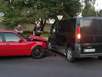 У Луцьку поблизу ресторану зіткнулись легковик та мікроавтобус. ФОТО