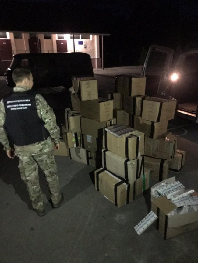 Волинські прикордонники знайшли 32 ящики контрабандних цигарок в чагарнику. ФОТО 