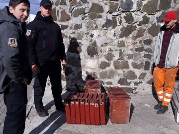 Вкрадені наркоманами у Луцьку поштові скриньки повернули власникам. ФОТО