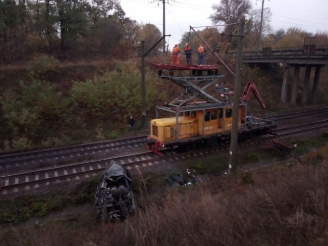 Водій загинув, пасажирка – в реанімації: автівка злетіла з мосту і впала на залізничні колії. ФОТО
