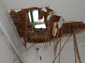 Під час ремонту даху в луцькому будинку обвалилася стеля. ФОТО