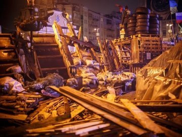 Ніч на Майдані в очікуванні штурму. ФОТО