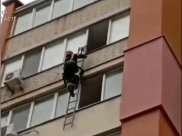 У Луцьку пожежники через вікно рятували пенсіонерку, яка зачинилася у квартирі. ВІДЕО