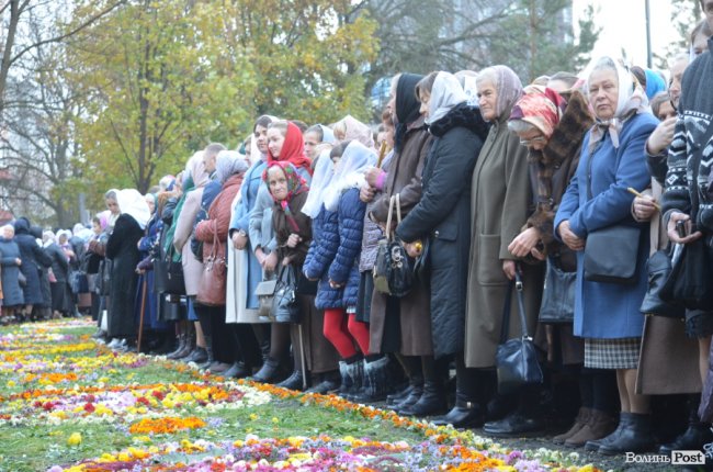 Килим із квітів та цілування рук: як у Луцьку зустріли Онуфрія. ФОТОРЕПОРТАЖ